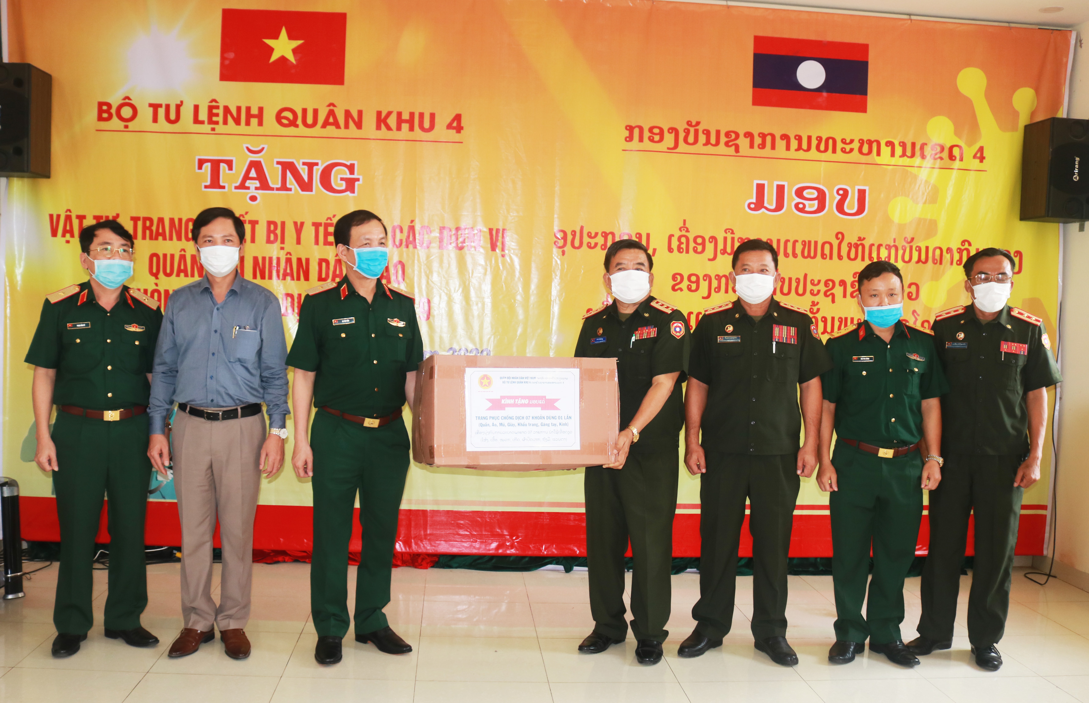 Trao tặng Quân đội nhân dân Lào trang thiết bị y tế phòng, chống dịch Covid-19